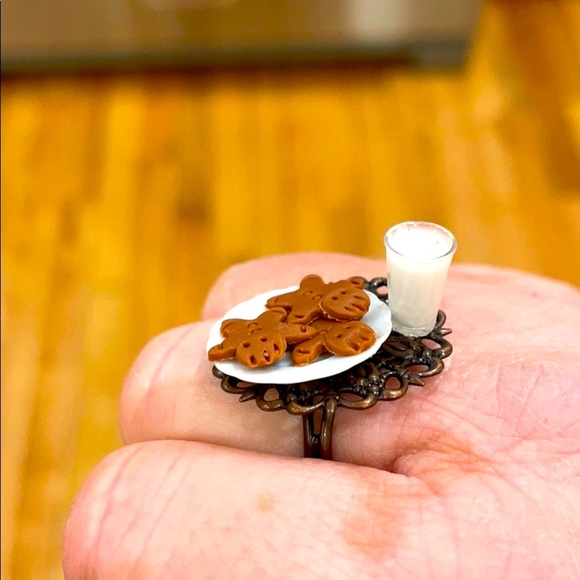 NWT Etsy Gingerbread Cookies and Milk Ring - Picture 8 of 8